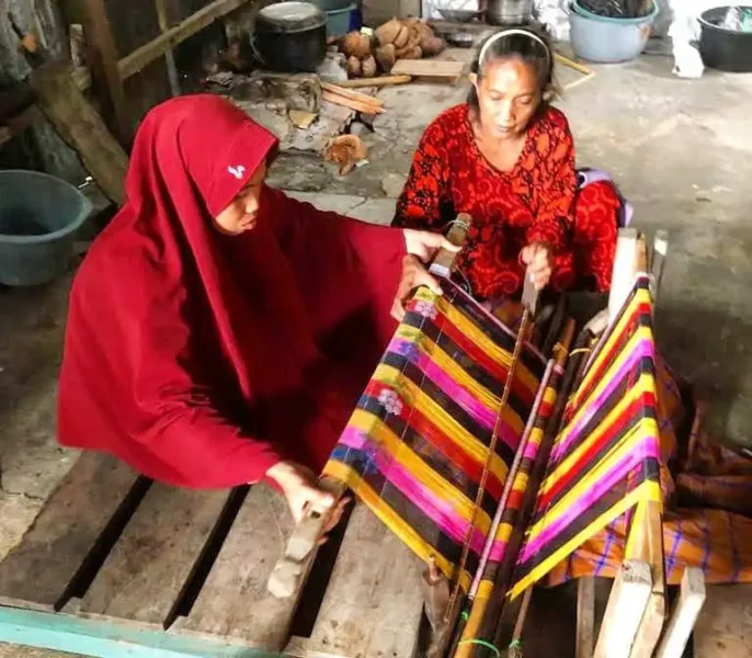 Close-up of traditional bomba pattern being woven into sarung Donggala in Towale